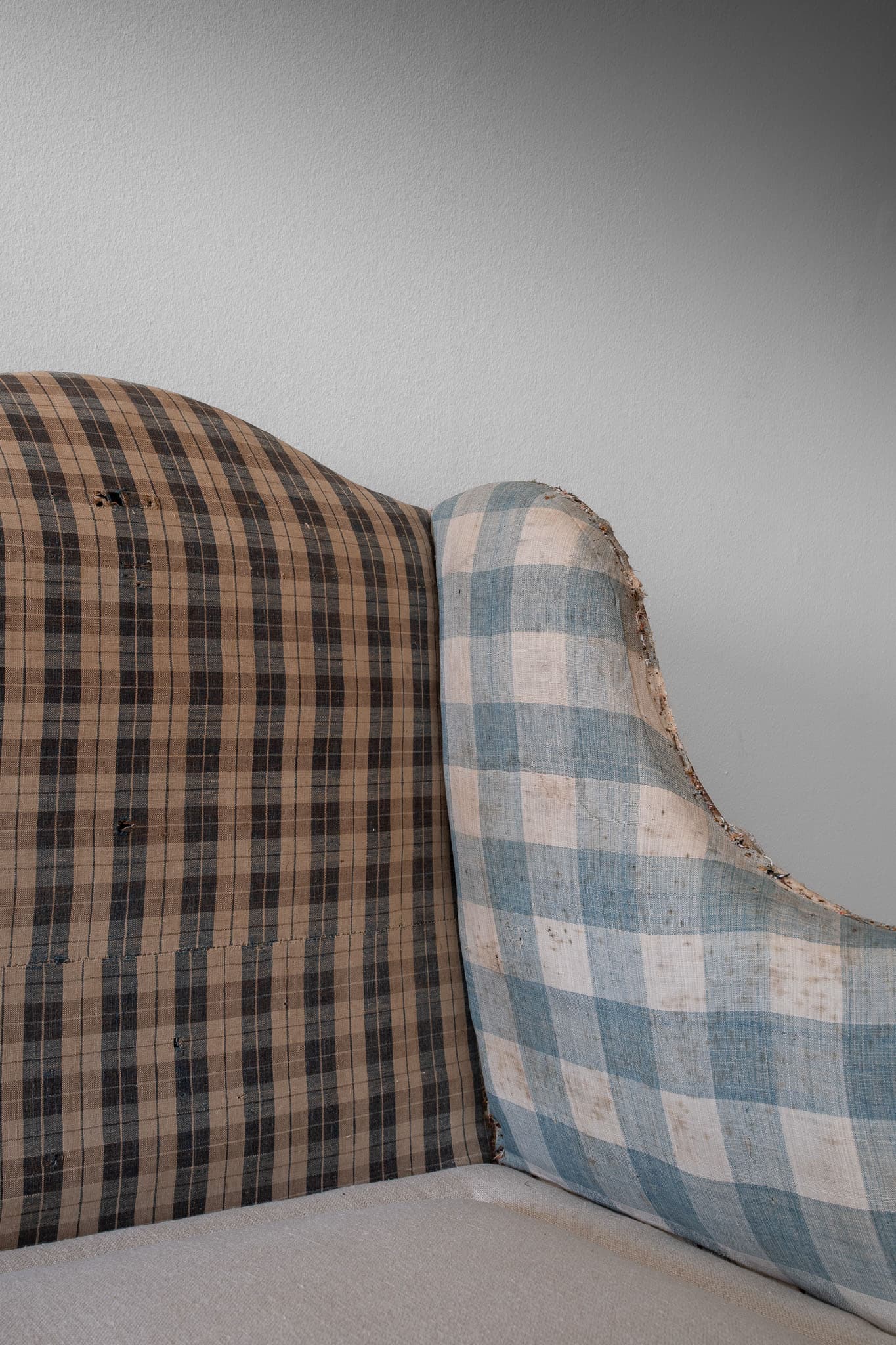 Régence Carved Walnut Sofa en Oreilles