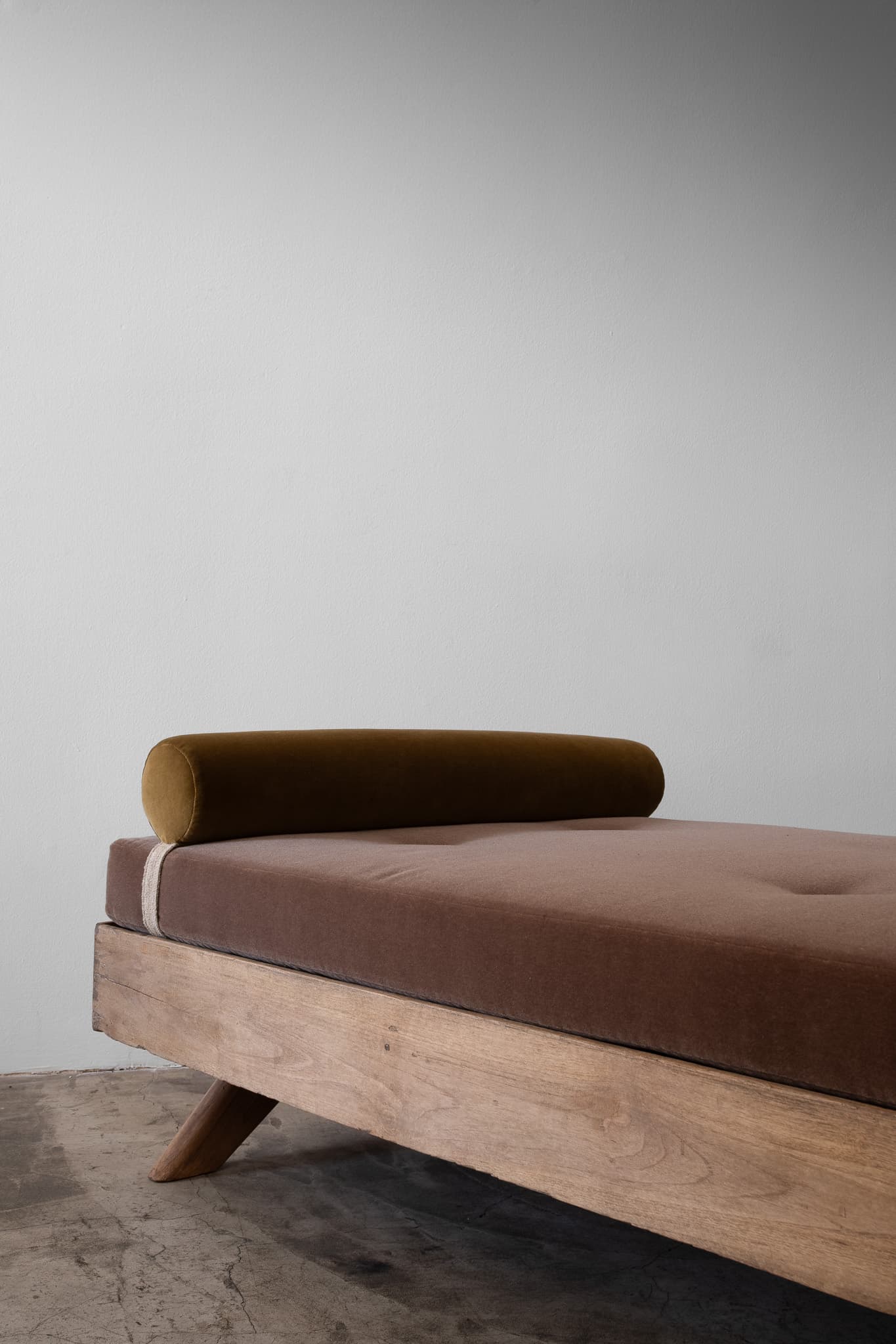 X Leg Daybed