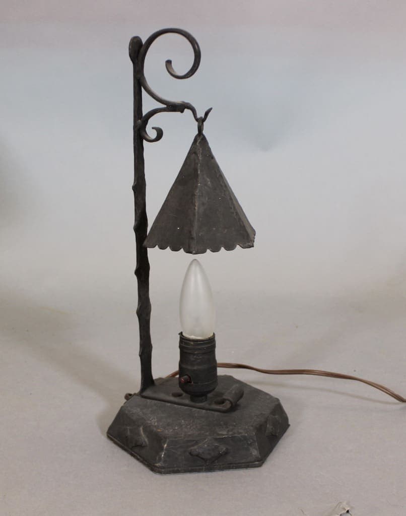 42134. Quaint 1920’s Table Lamp