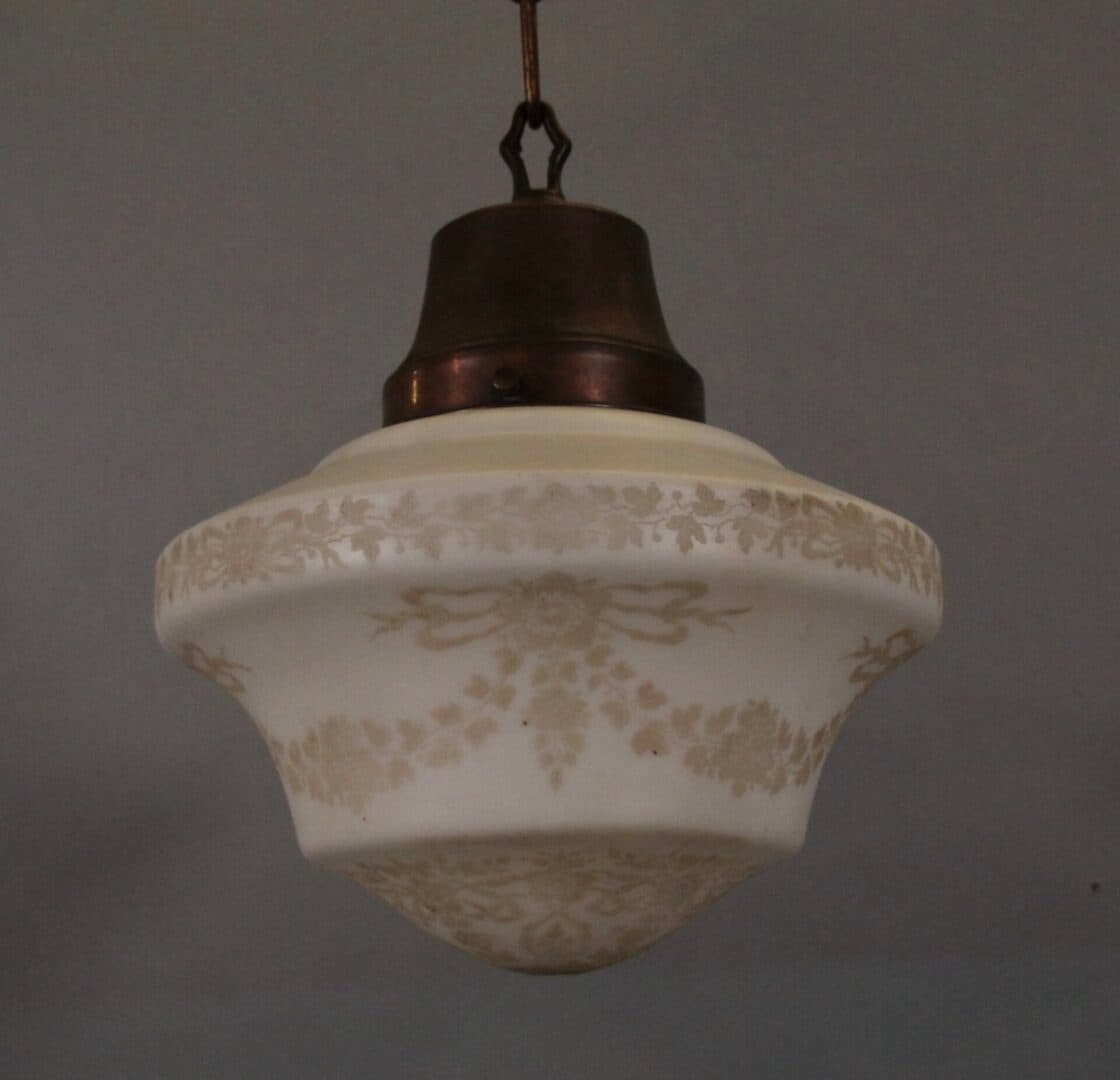 43550. 1920’s Pendant With Etched Laced Flower Pattern