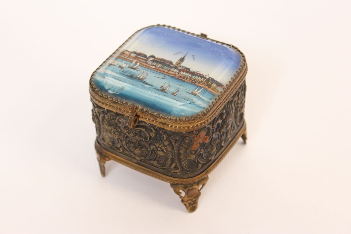 Italian table top box