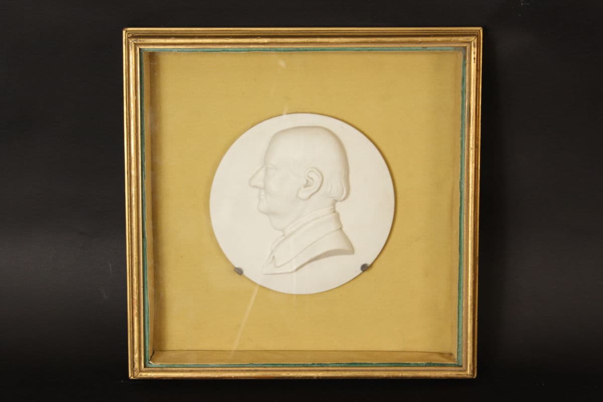 Framed alabaster rondel