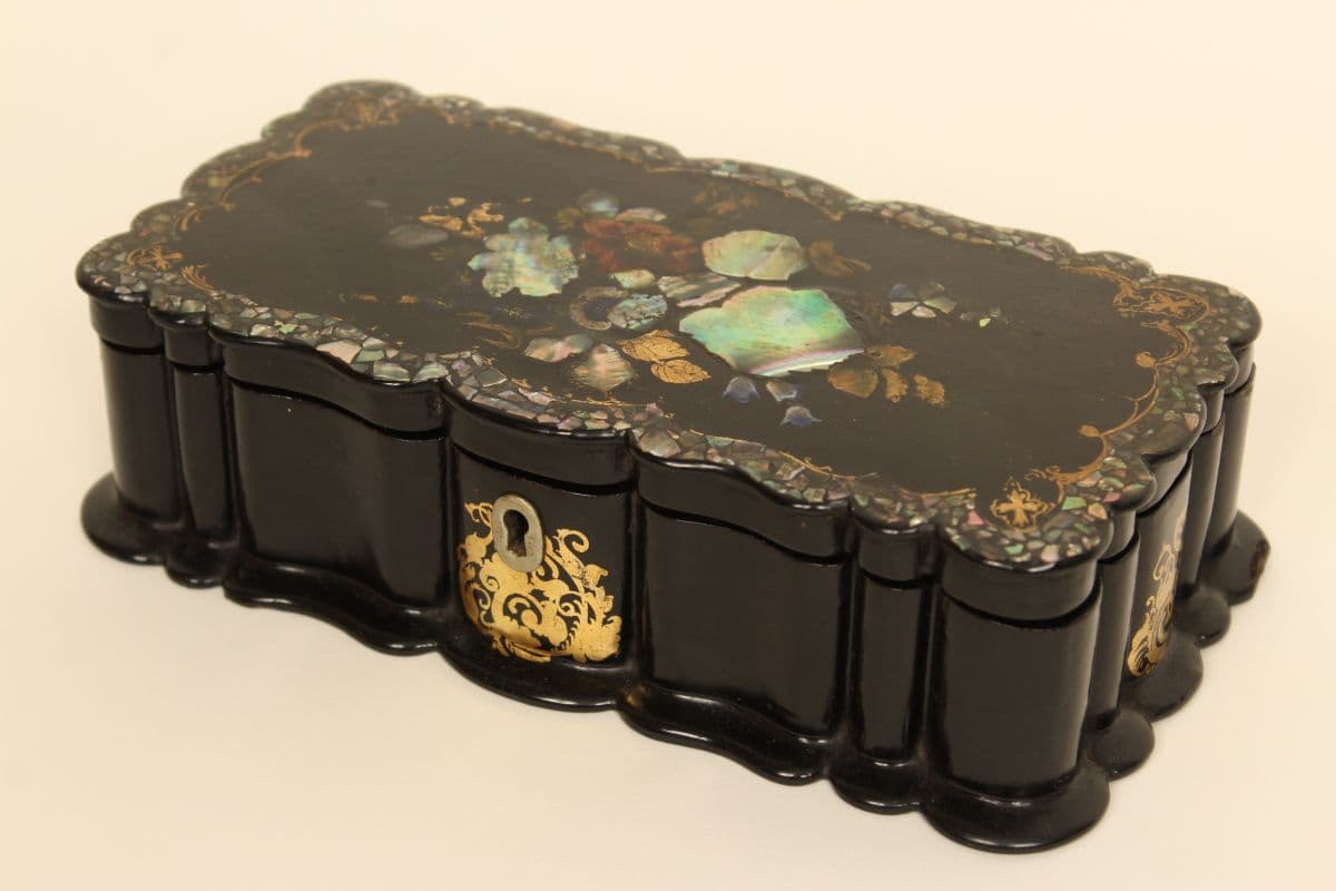 Victorian mother of pearl inlaid paper mache box