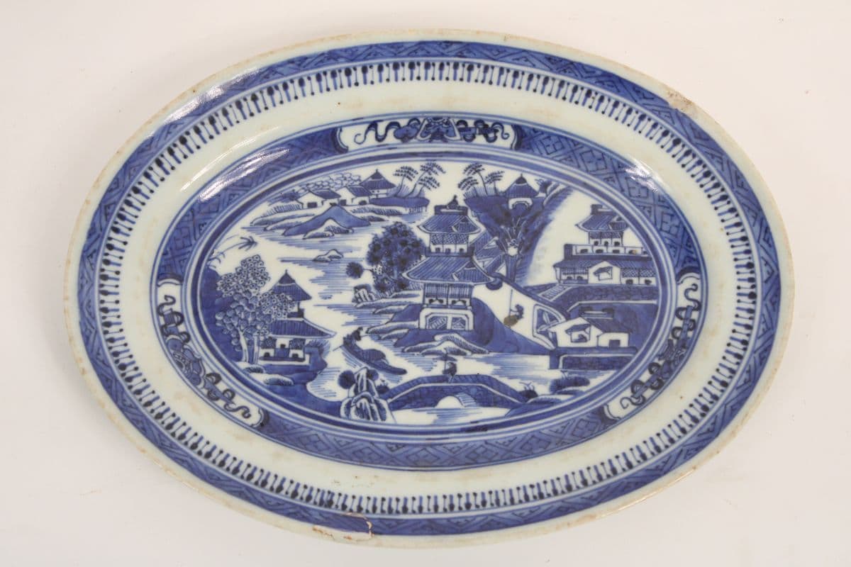 Chinese export blue and white platter