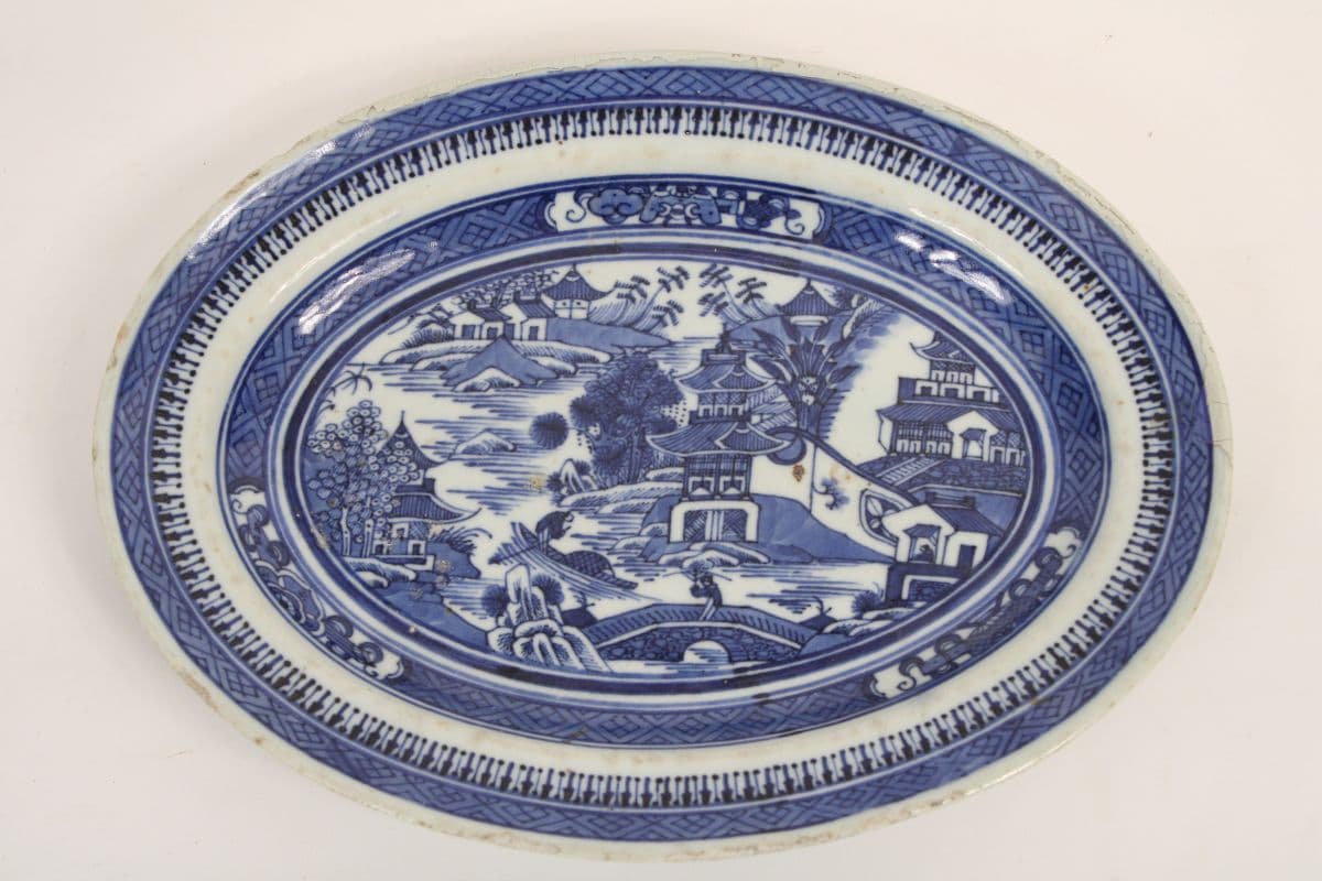 Chinese export blue and white oval platter