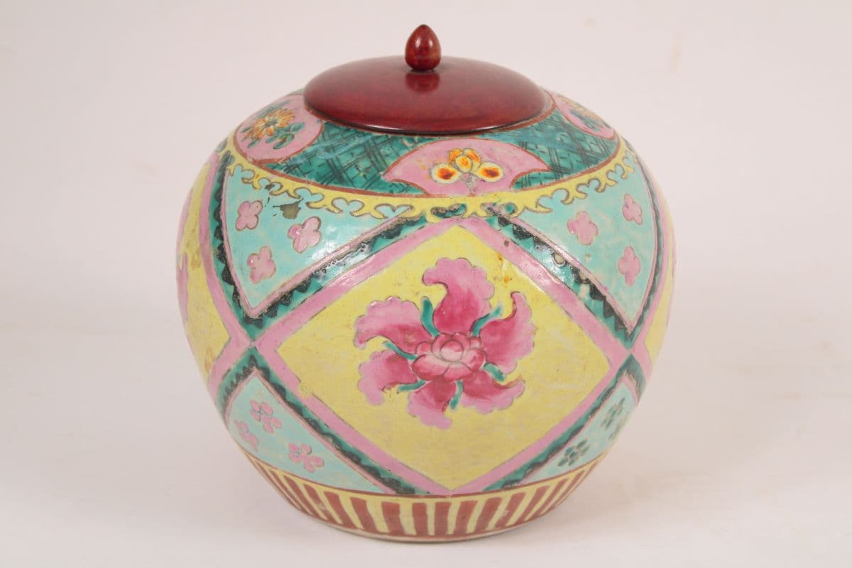 Chinese polychrome decorated porcelain jar